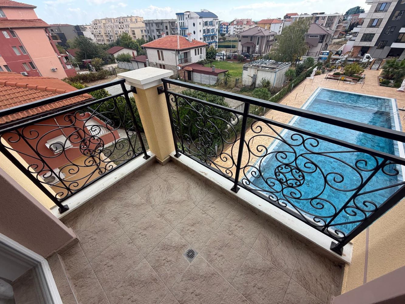 Apartmán se 2 ložnicemi v moderním komplexu s krásným zeleným prostředím v Ravdě