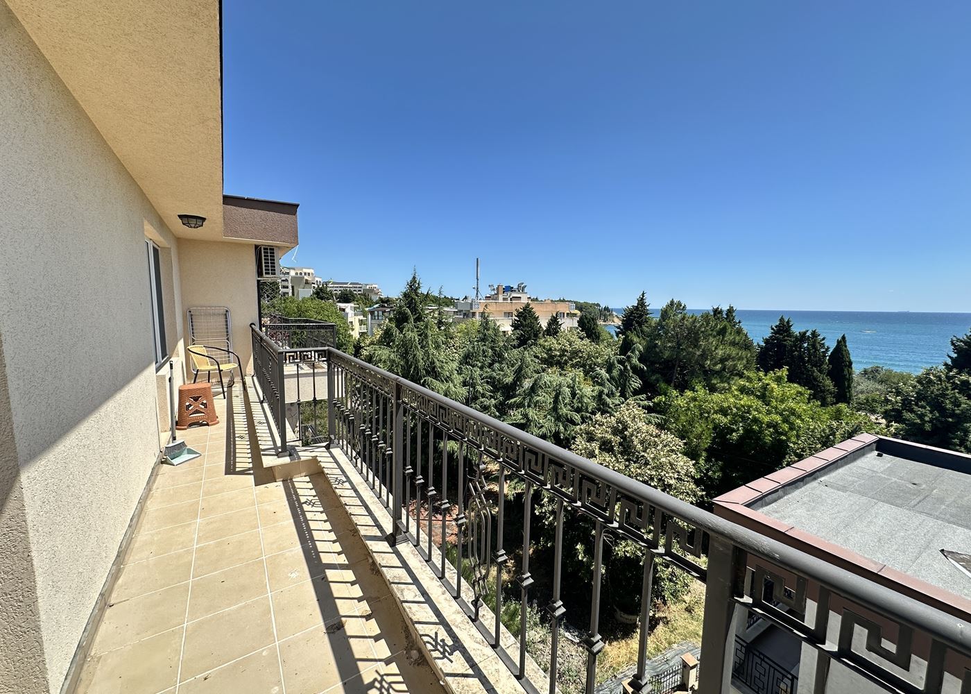Byt s jednou ložnicí v první linii s panoramatickým výhledem na moře v Nesebaru