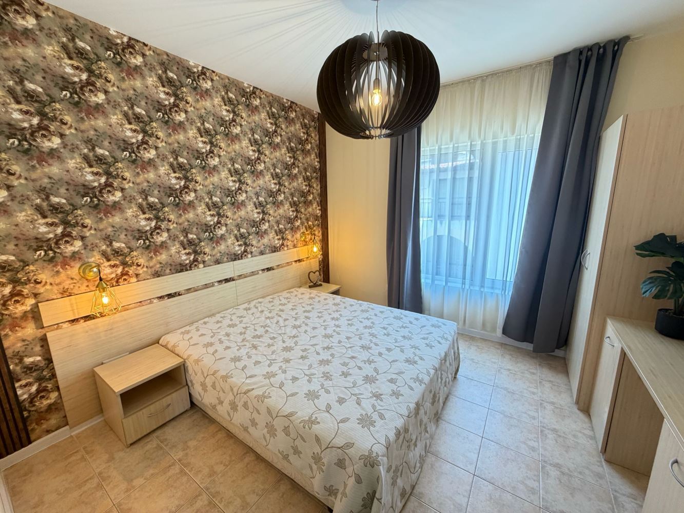 Světlý a prostorný apartmán s jednou ložnicí a krásným výhledem na bazén na hranici Slunečného pobřeží a Svatého Vlasu