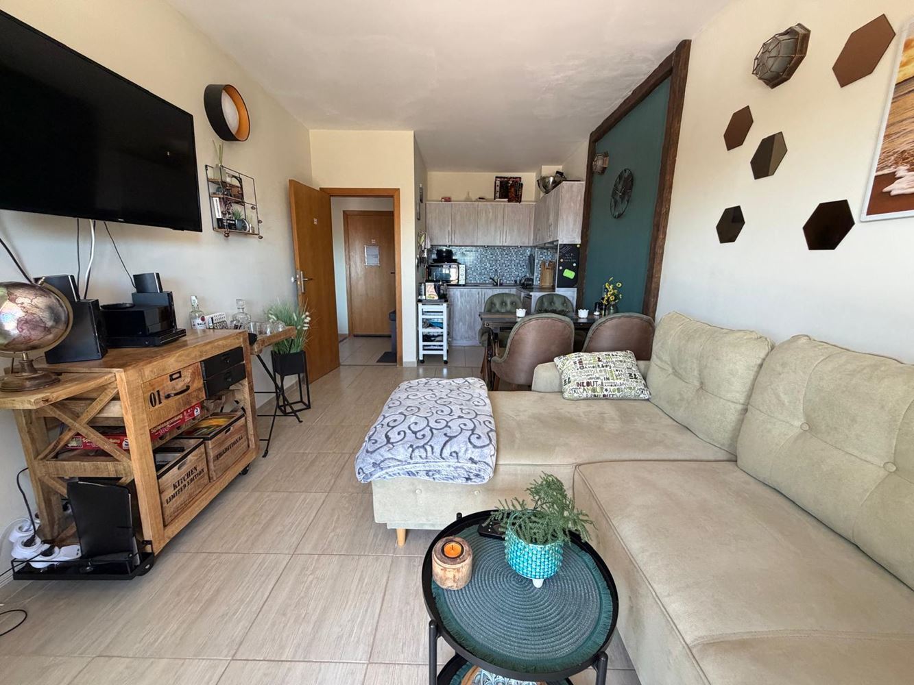 Apartmán s jednou ložnicí s výhledem na moře v uzavřeném komplexu na Slunečném pobřeží – připravený k užívání