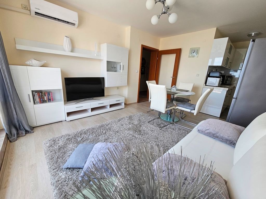 Luxusní panoramatický apartmán na první linii u moře se dvěma ložnicemi a obrovskou terasou