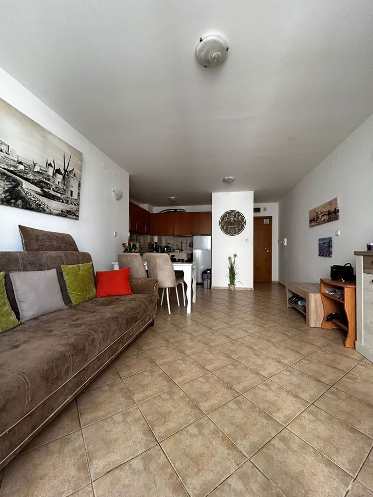 Prostorný a stylově zařízený byt s jednou ložnicí v srdci Slunečného pobřeží – ideální pro bydlení nebo investici