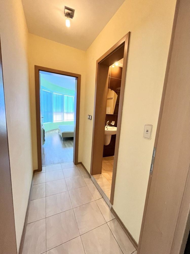 Prostorný apartmán s jednou ložnicí a výhledem na bazén ve skvěle udržovaném komplexu v Pomorie