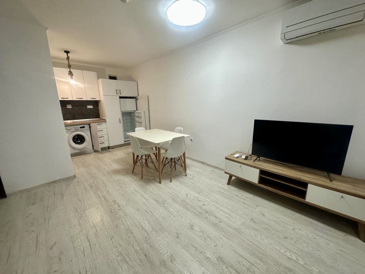 Prostorné studio v přízemí s terasou a možností přeměny na byt s jednou ložnicí – pouze 300 m od moře