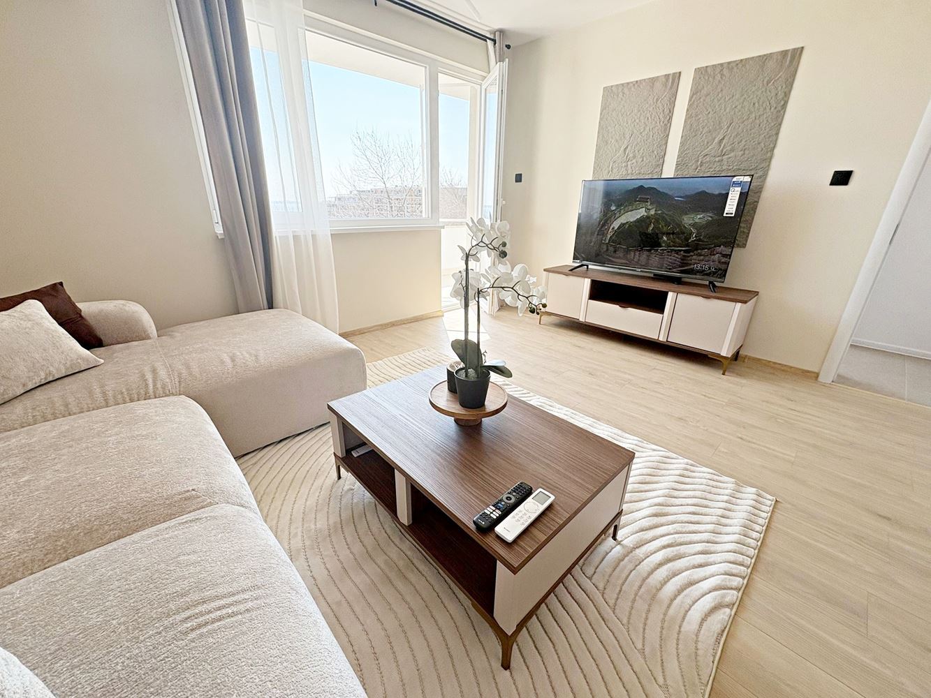 Dvě nezávislé bytové jednotky s výhledem na moře v centru Sveti Vlas – designový interiér a vlastní parkovací místo