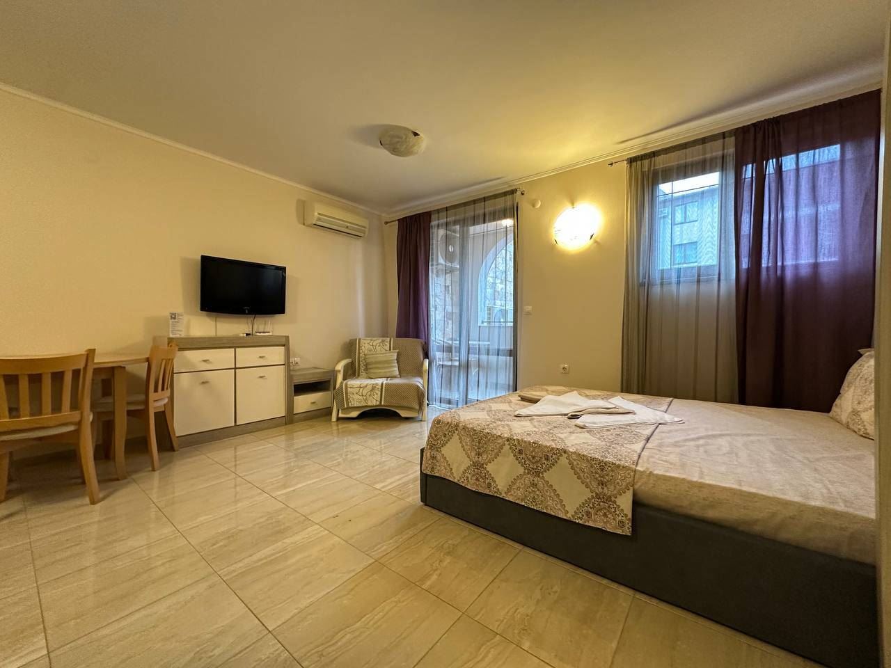 Luxusní apartmán v Nesebaru – vytříbený styl, resortní komfort a vybavení pro celoroční bydlení