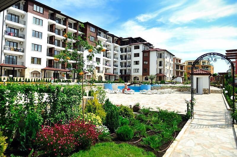 Komfortní 2+kk apartmán s přímým vstupem k bazénu v Nesebaru – mimořádně praktická nabídka