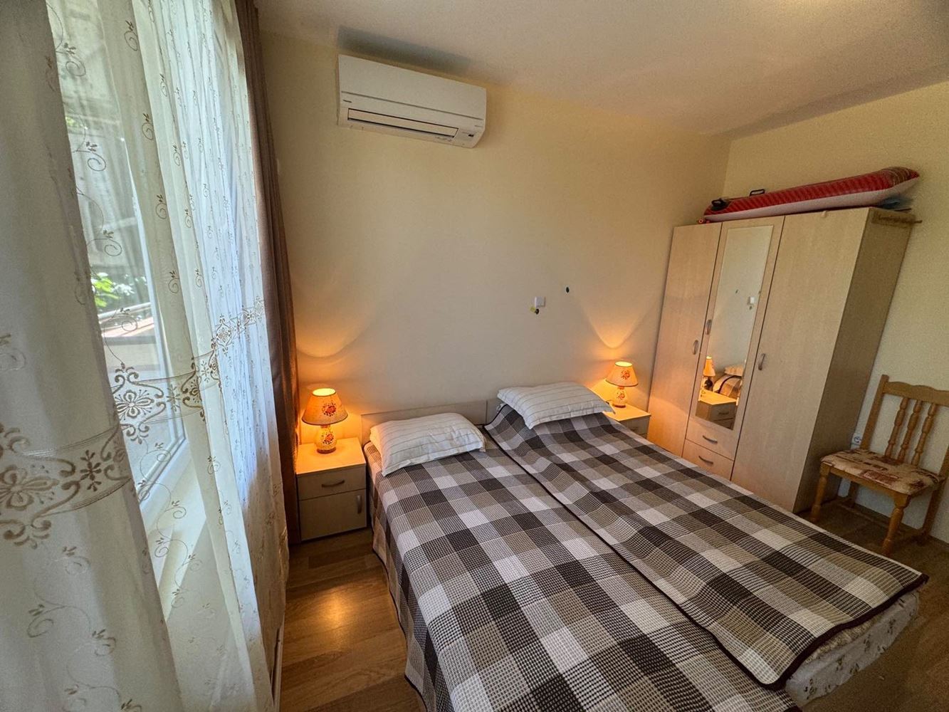 Apartmán s jednou ložnicí ve Starém městě Pomorie – kompletně zařízený, v obytné budově a připravený k nastěhování