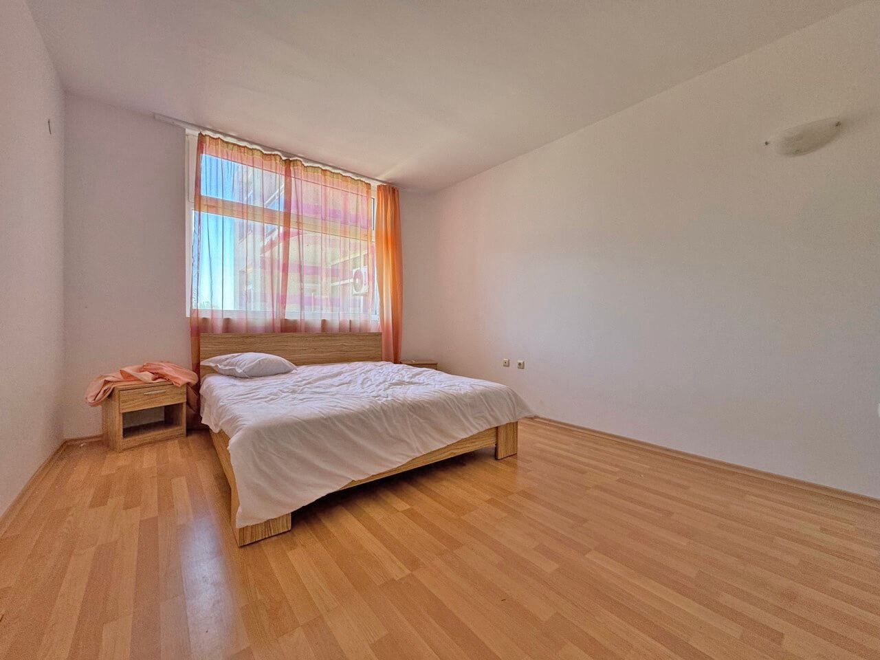 Slunný a prostorný apartmán s jednou ložnicí a výhledem na moře v Slunečném pobřeží