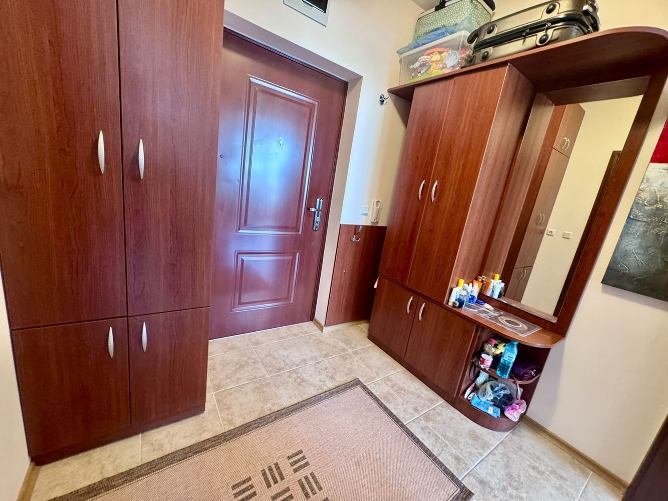 Komfortní apartmán s jednou ložnicí, prostornou terasou a výhledem na bazén v luxusním komplexu v Nesebaru