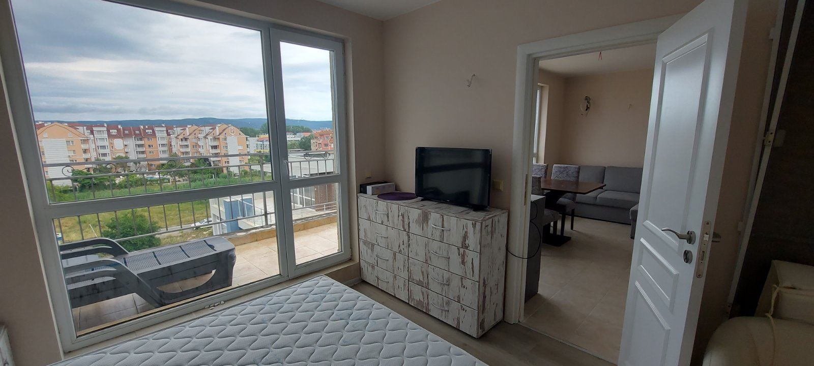Prostorný apartmán s jednou ložnicí na Slunečném pobřeží – komfort, zeleň a skvělé zázemí v moderním komplexu