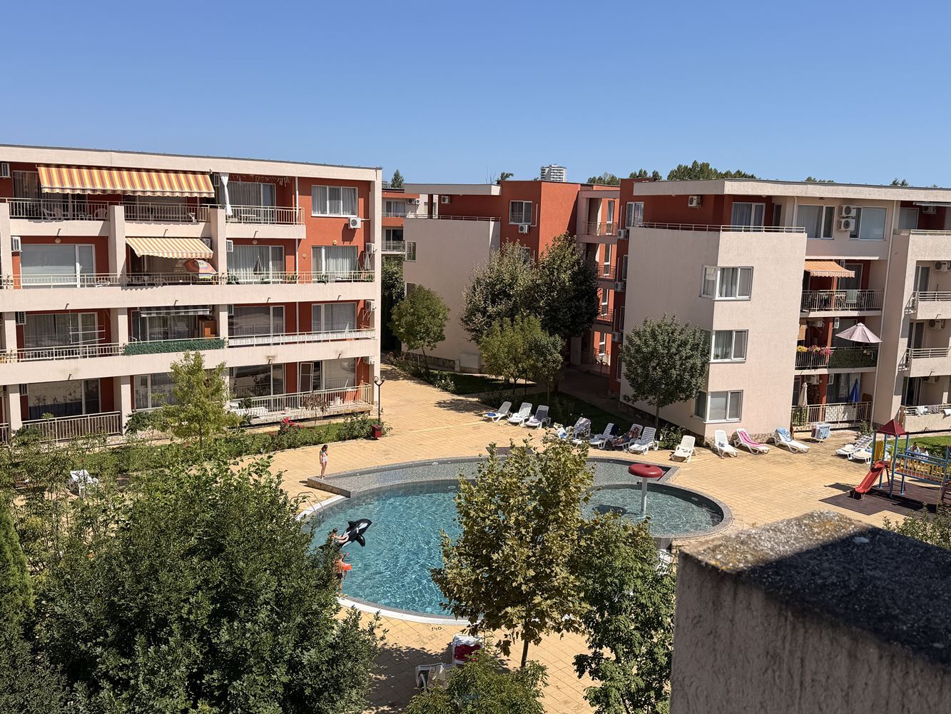 Útulný apartmán s jednou ložnicí v Slunečném pobřeží – krásný výhled na bazén a vynikající komplex pro odpočinek a investici