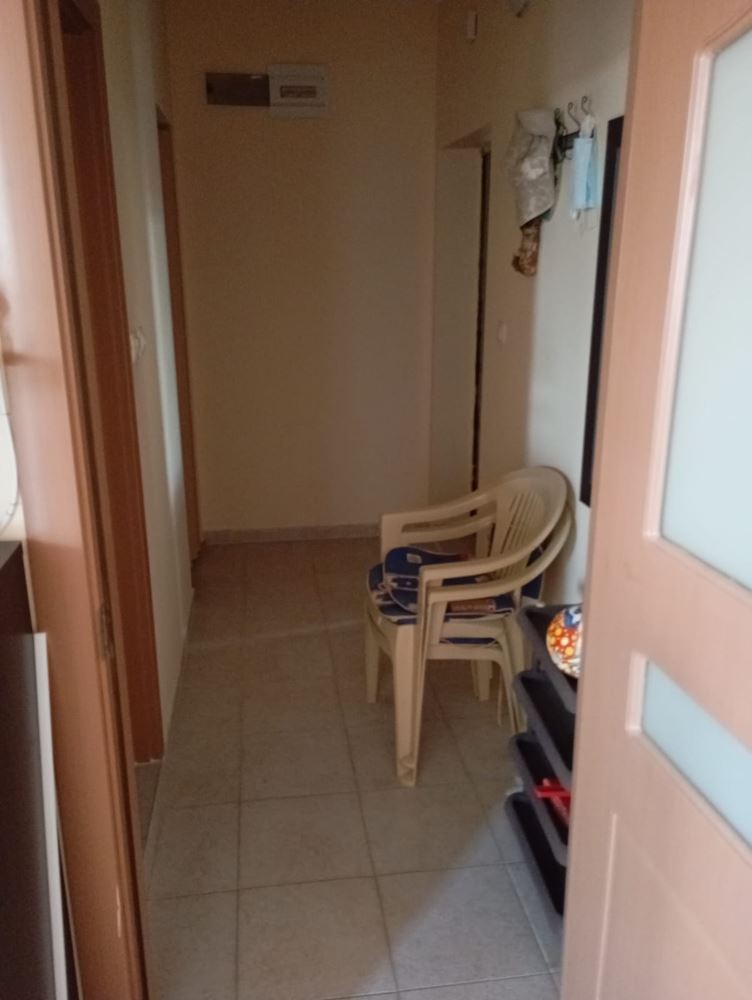 Plně zařízený dvoupokojový apartmán 200 m od pláže v Ravdě – klid, zeleň a komfort v menším komplexu