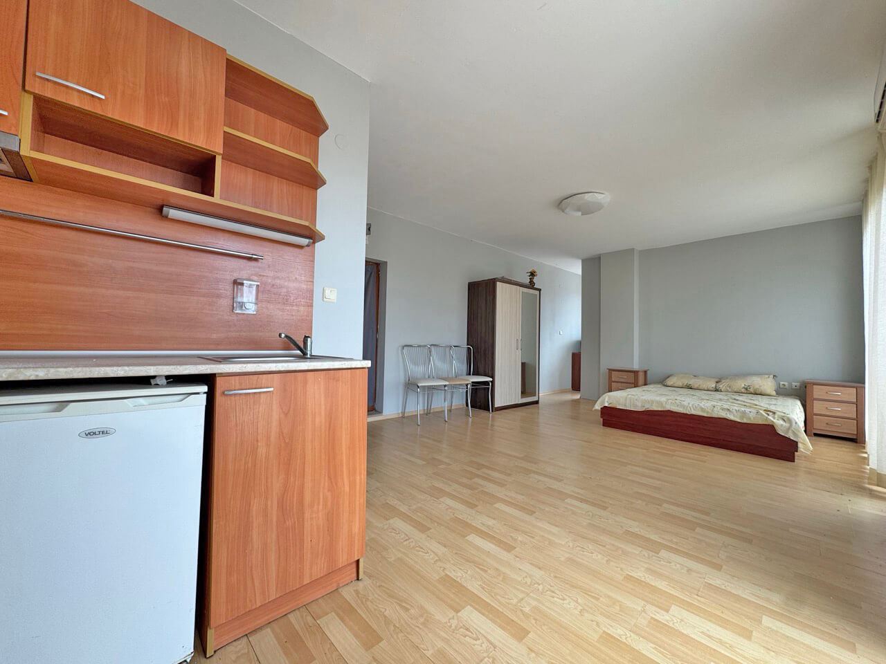 Panoramatický dvoupokojový apartmán s velkou terasou a otevřeným výhledem – Slunečné pobřeží