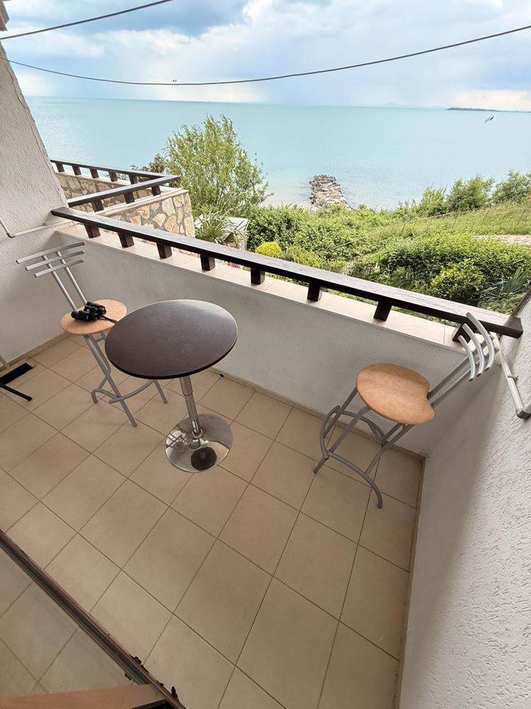 Apartmán se dvěma ložnicemi na první linii u moře ve Sveti Vlas – komfort, prostornost a jedinečný výhled na moře
