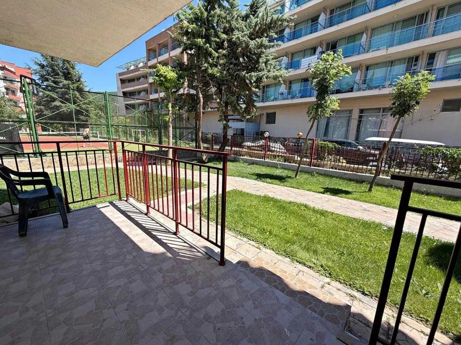 Apartmán v první linii u moře v Elenite – kompletní rekonstrukce, elektřina pro běžné bydlení a přímý přístup na pláž