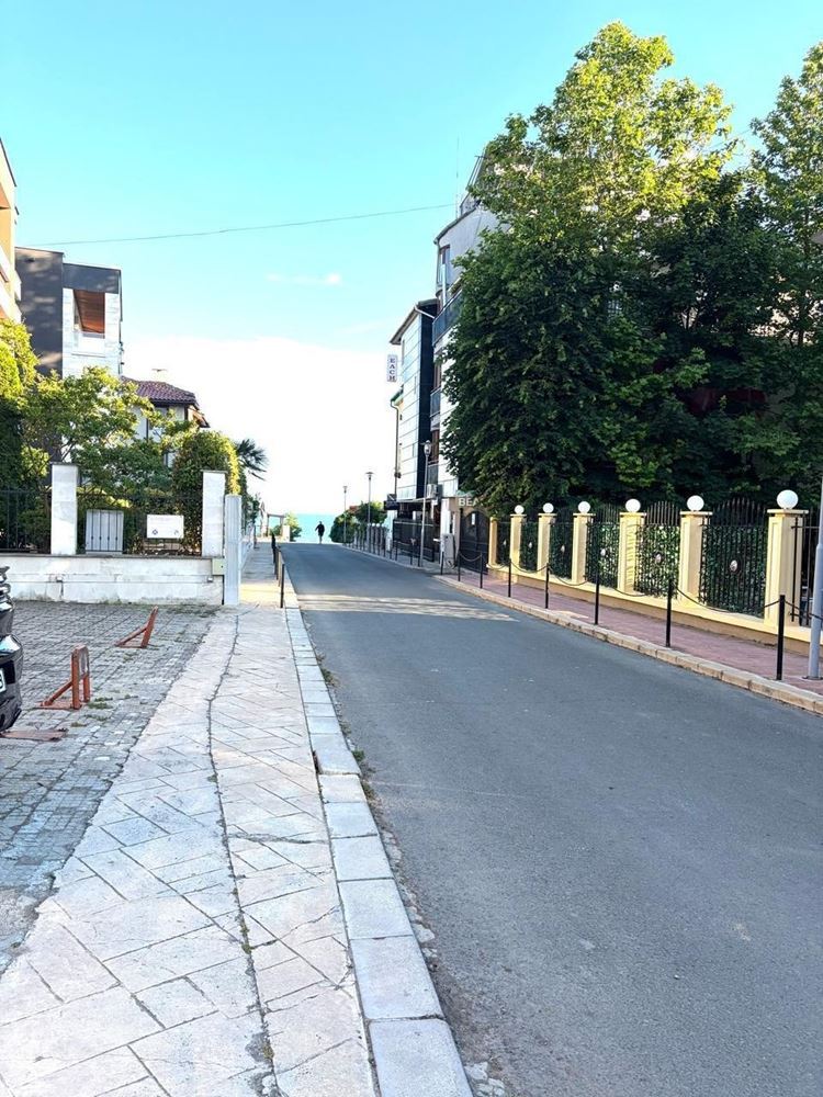 Prostorný apartmán se dvěma ložnicemi a vlastní zahrádkou pouhých 100 metrů od pláže v Nesebaru
