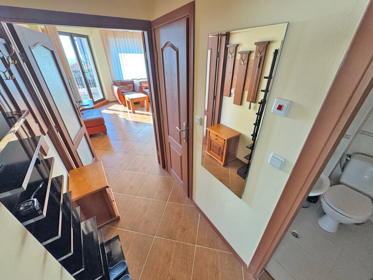 Prostorný apartmán se dvěma ložnicemi s panoramatickým výhledem na moře a hory – komfort, styl a klid uprostřed přírody