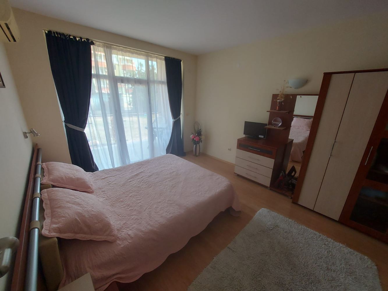 Prostorný dvoupokojový byt v přízemí s výhledem na bazén v Slunečném pobřeží – zařízený a připravený k nastěhování