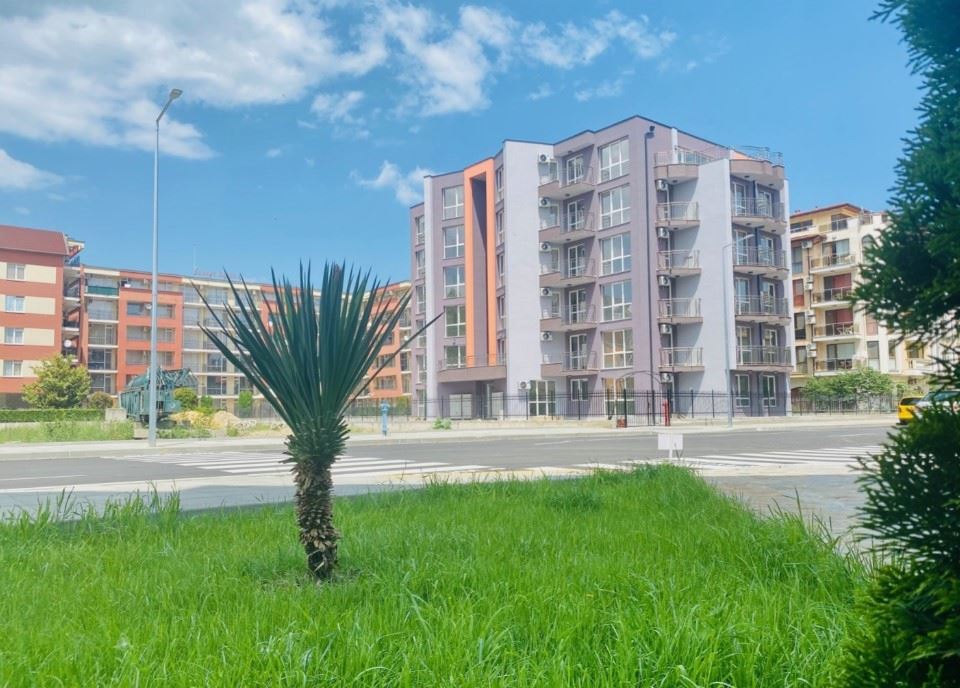 Stylový dvoupokojový apartmán s nízkým poplatkem za údržbu ve Slunečném pobřeží – komfort, bezpečí a skvělá investice u moře