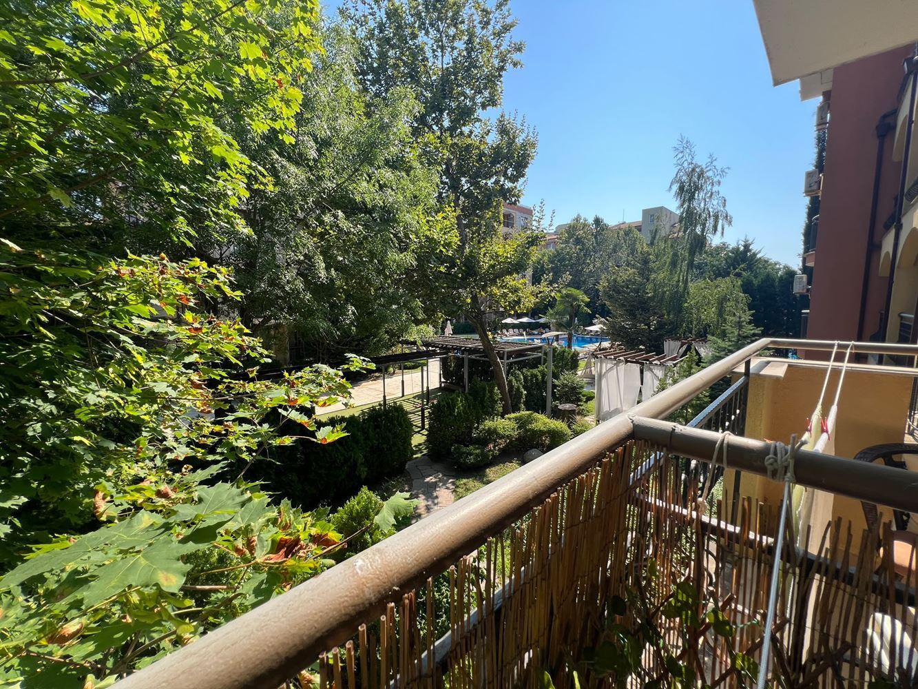 Atraktivní apartmán s jednou ložnicí obklopený zelení v klubovém komplexu v Sunny Beach