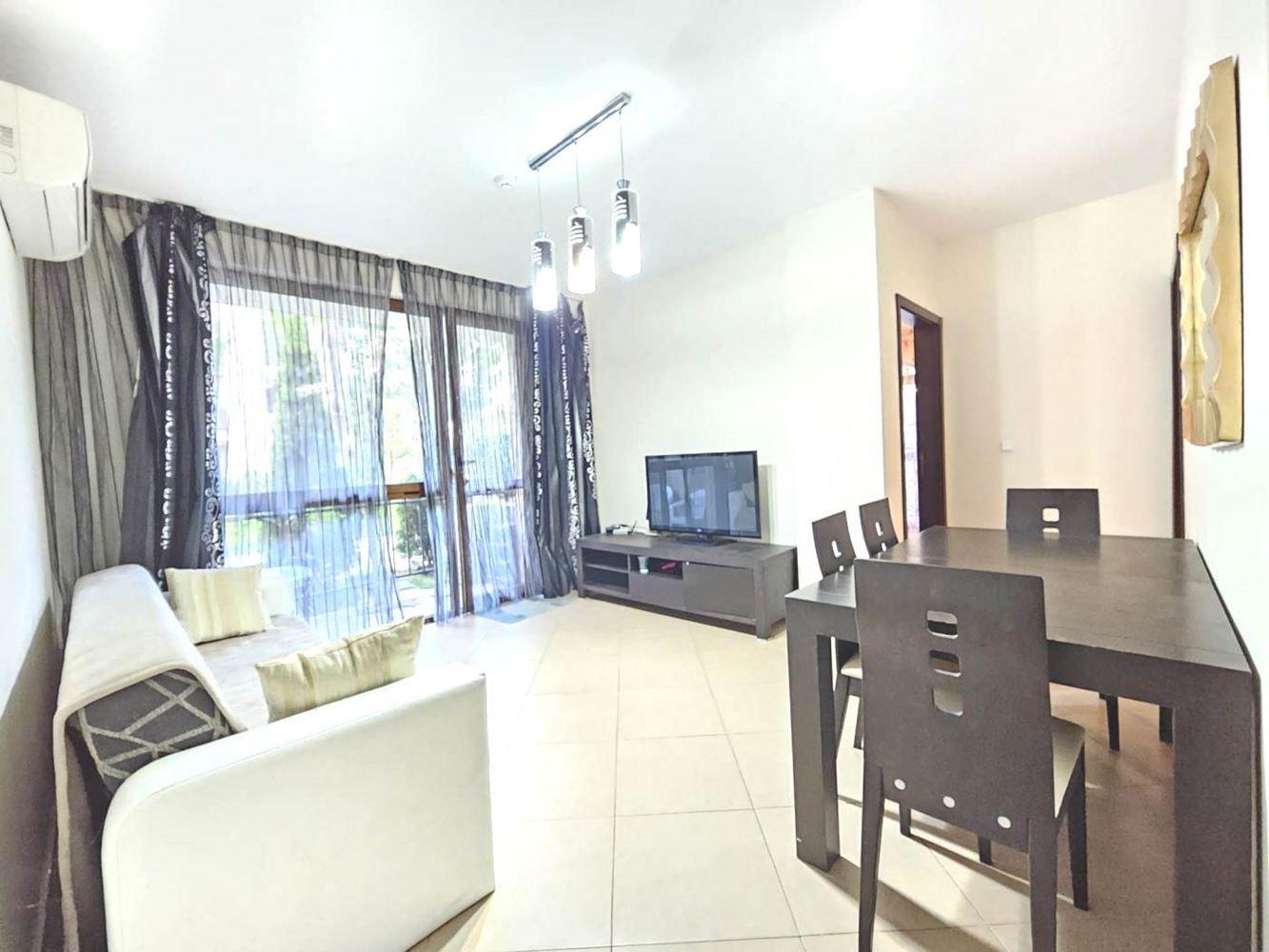 Třípokojový apartmán v přízemí s přímým přístupem k bazénu v luxusním komplexu ve Slunečném pobřeží