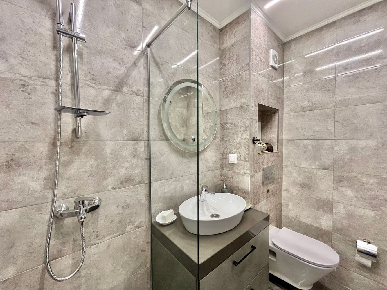 Dvouúrovňový apartmán se dvěma ložnicemi v centru Ravdy – luxus, komfort a vynikající poloha u moře