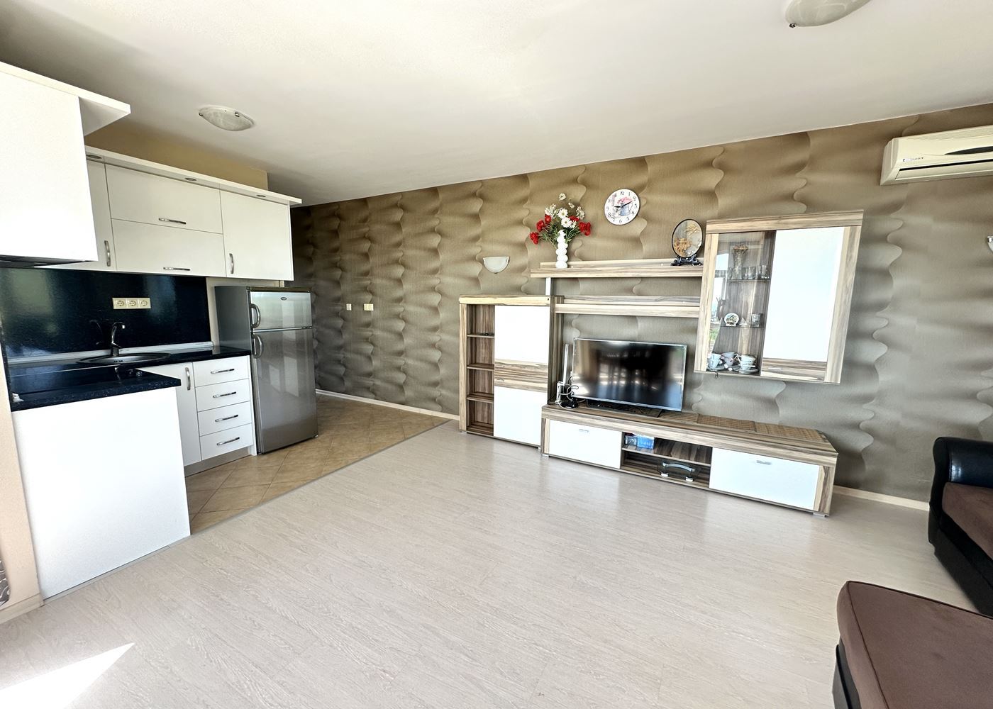 Prostorný apartmán s jednou ložnicí a panoramatickým výhledem na moře v Černomorci – připravený domov u moře