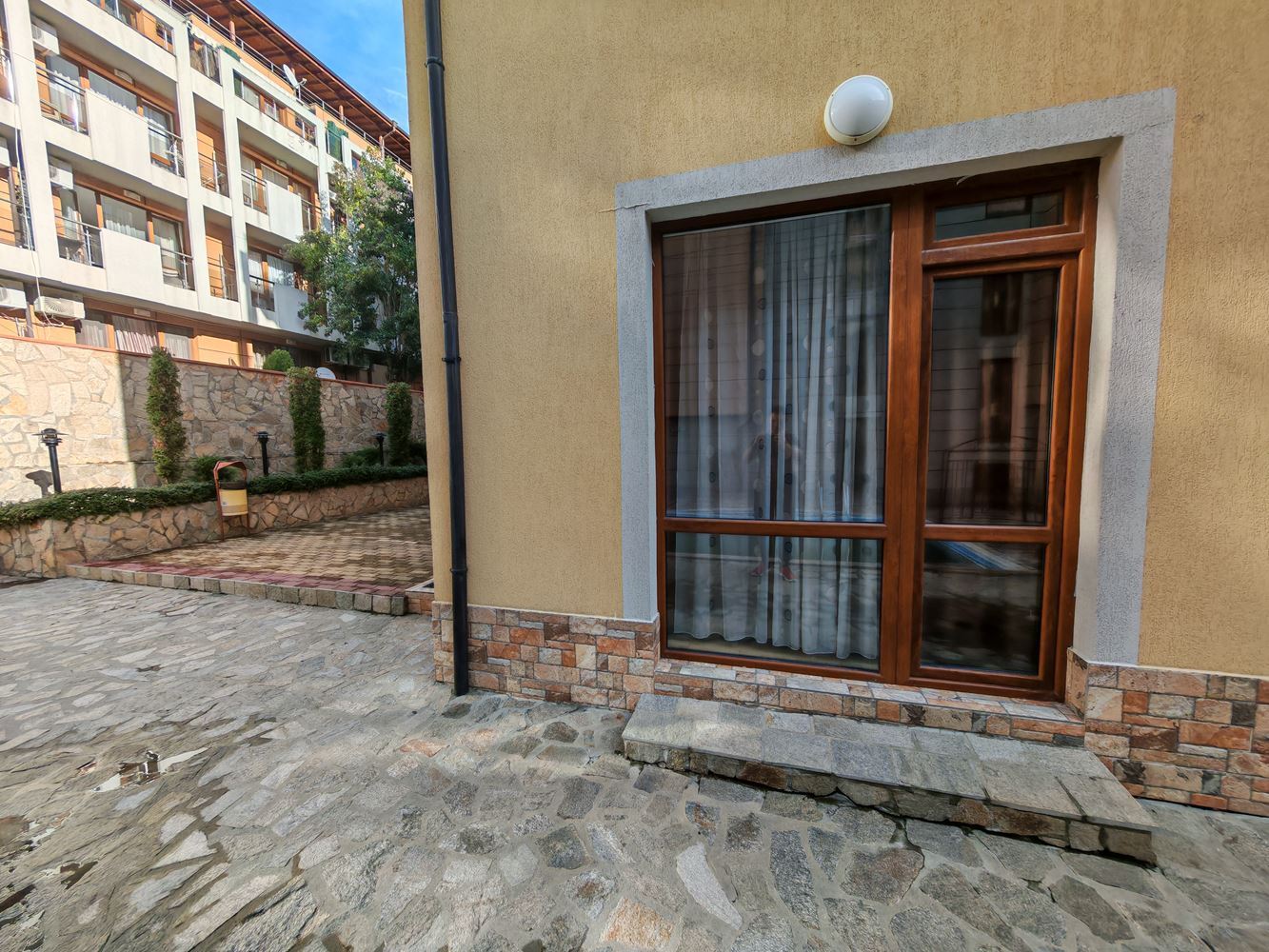 Apartmán se dvěma ložnicemi ve Sveti Vlas s vynikajícím vybavením v uzavřeném komplexu