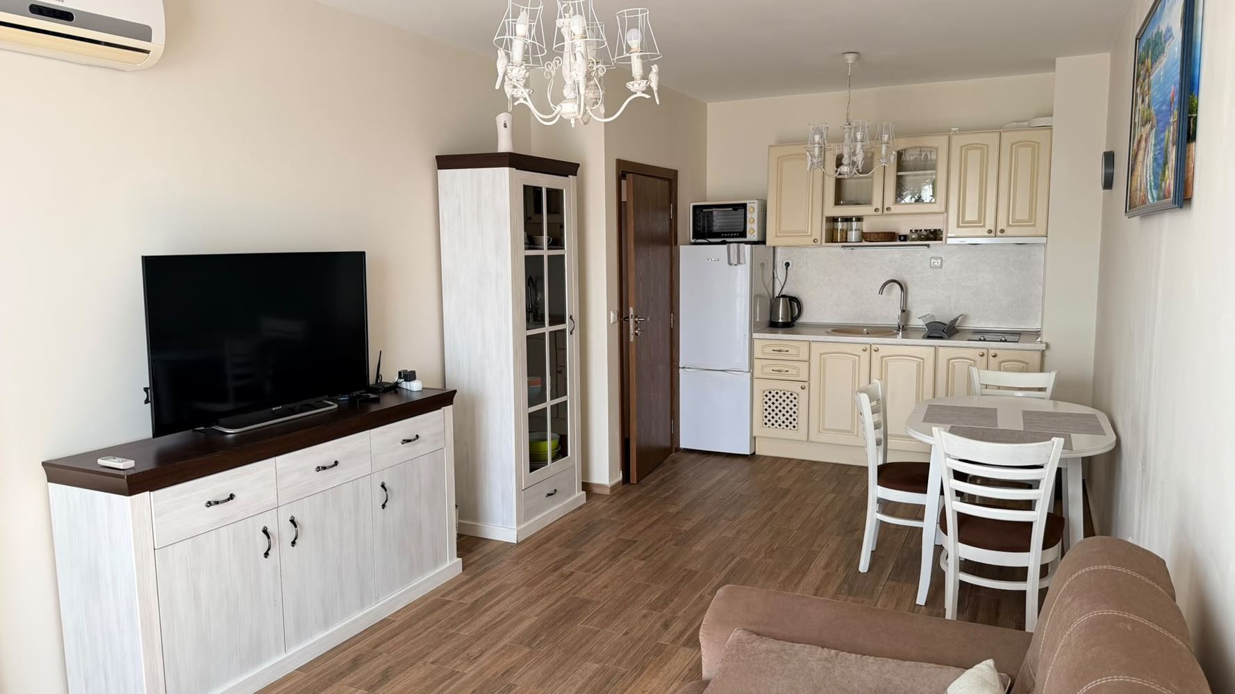 Dvouložnicový apartmán s panoramatickým výhledem, jen krok od moře v Ravdě