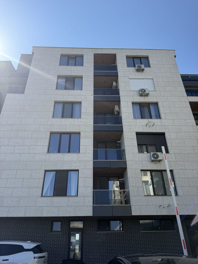 Třípokojový apartmán s čelním panoramatickým výhledem na moře v Pomorie – první linie u moře, Jižní pláž a bez poplatku za údržbu!
