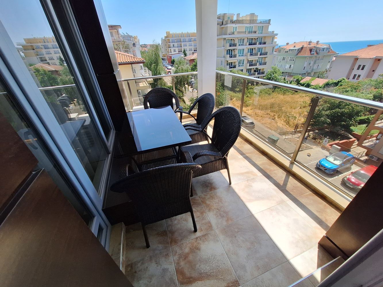 Prostorný apartmán se dvěma ložnicemi a parkovacím místem 200 metrů od moře ve Sveti Vlas
