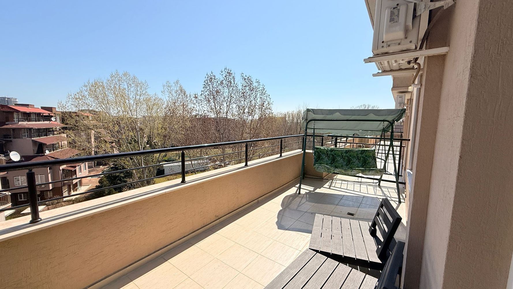 Luxusní mezonet se třemi ložnicemi v srdci Slunečného Pobřeží – prostor, styl a komfort na dvou úrovních