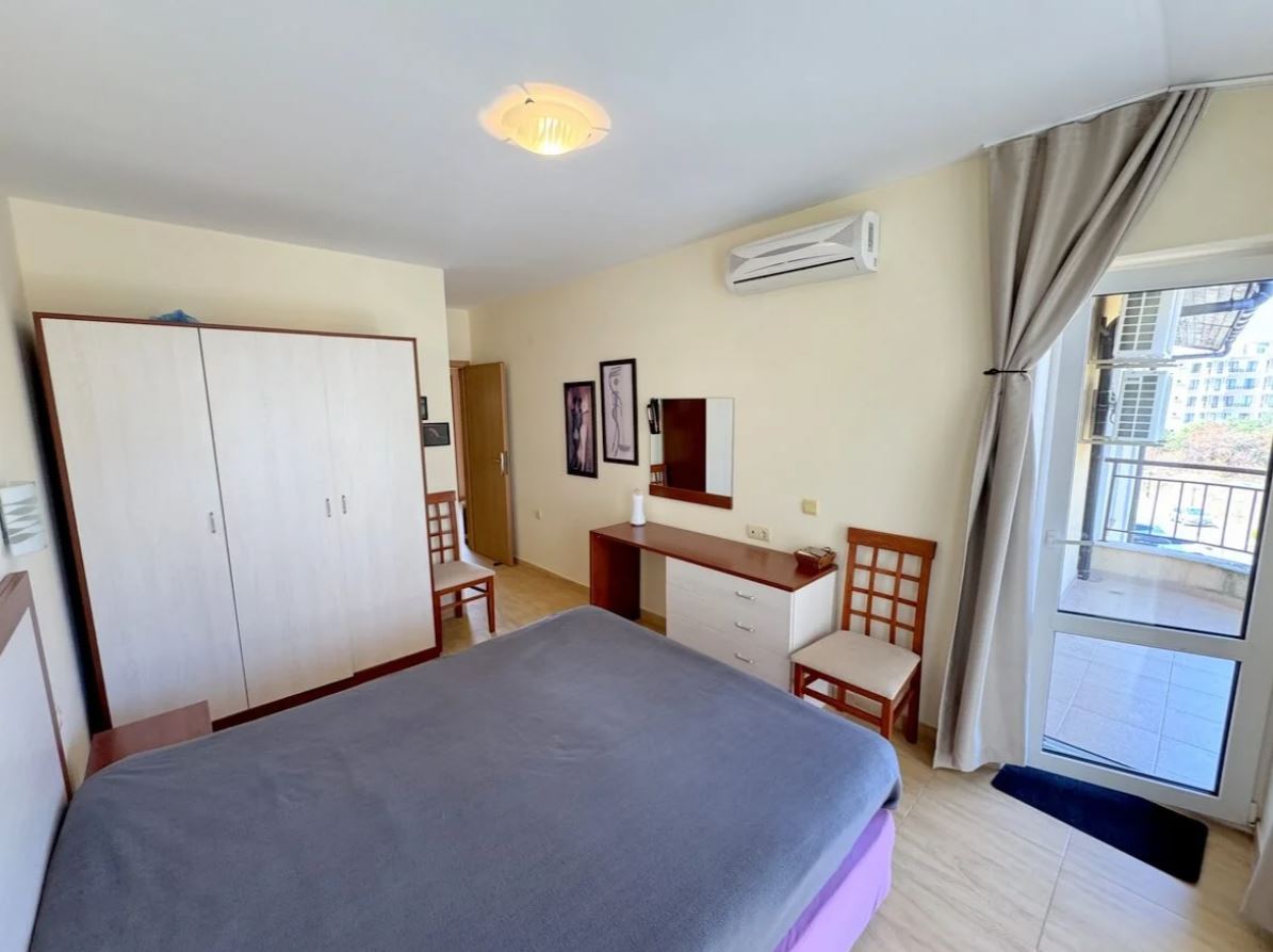 Apartmán se dvěma ložnicemi ve Sveti Vlas – panoramatické výhledy a pohodlí v uzavřeném komplexu