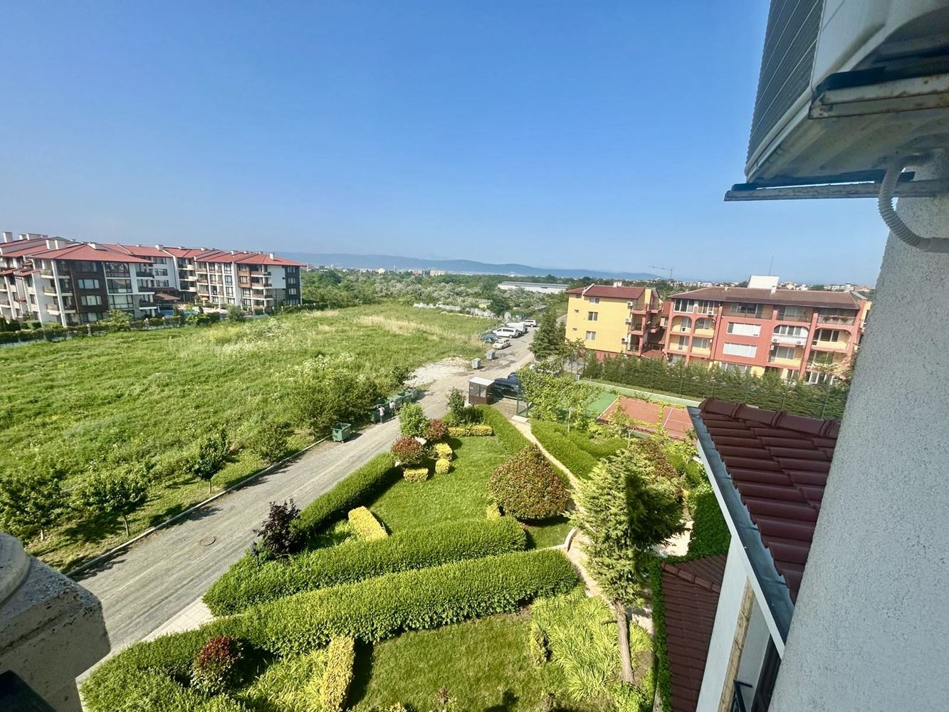 Prostorný třípokojový apartmán s panoramatickým výhledem na moře v prestižním komplexu v Nesebaru – komfort, prostor a působivé výhledy