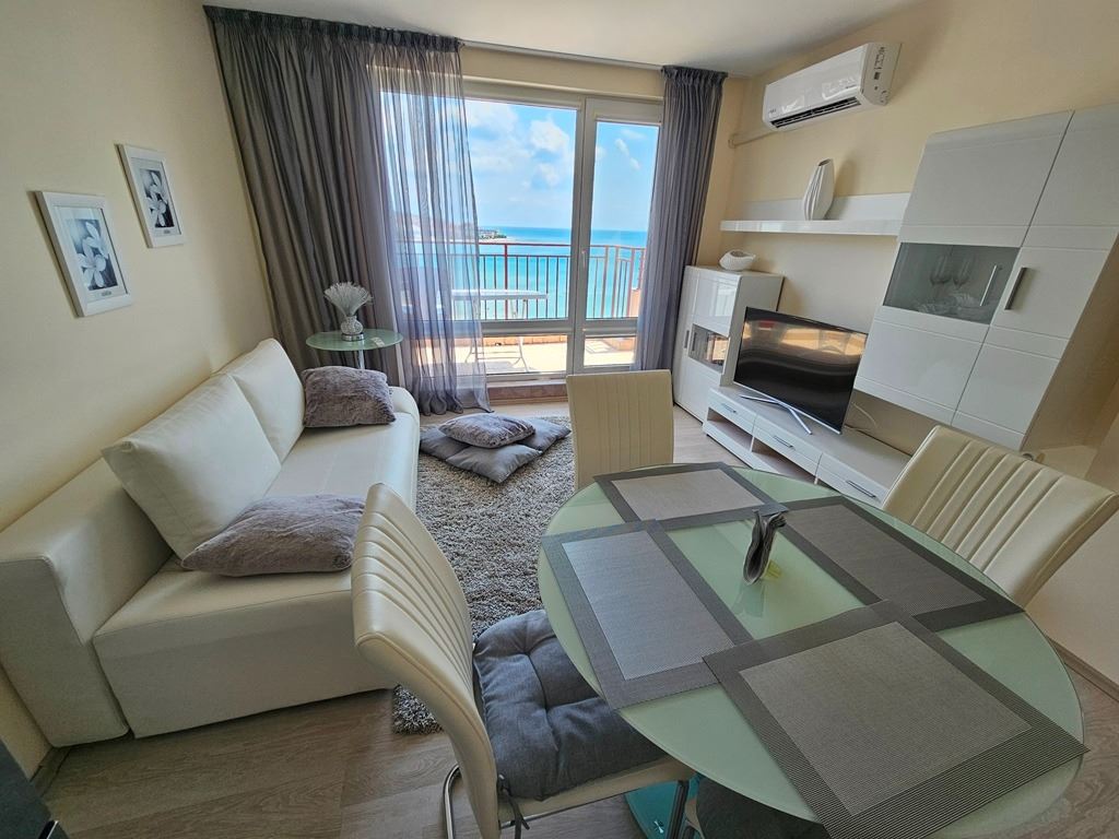 Luxusní panoramatický apartmán na první linii u moře se dvěma ložnicemi a obrovskou terasou