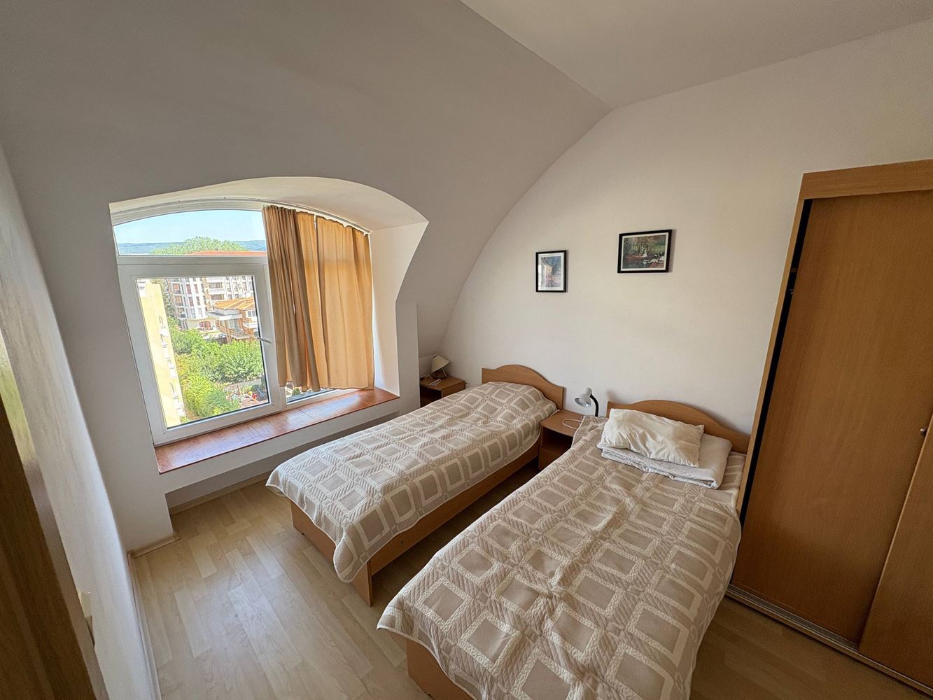 Byt s jednou ložnicí s potenciálem v nejzelenější části Slunečného pobřeží