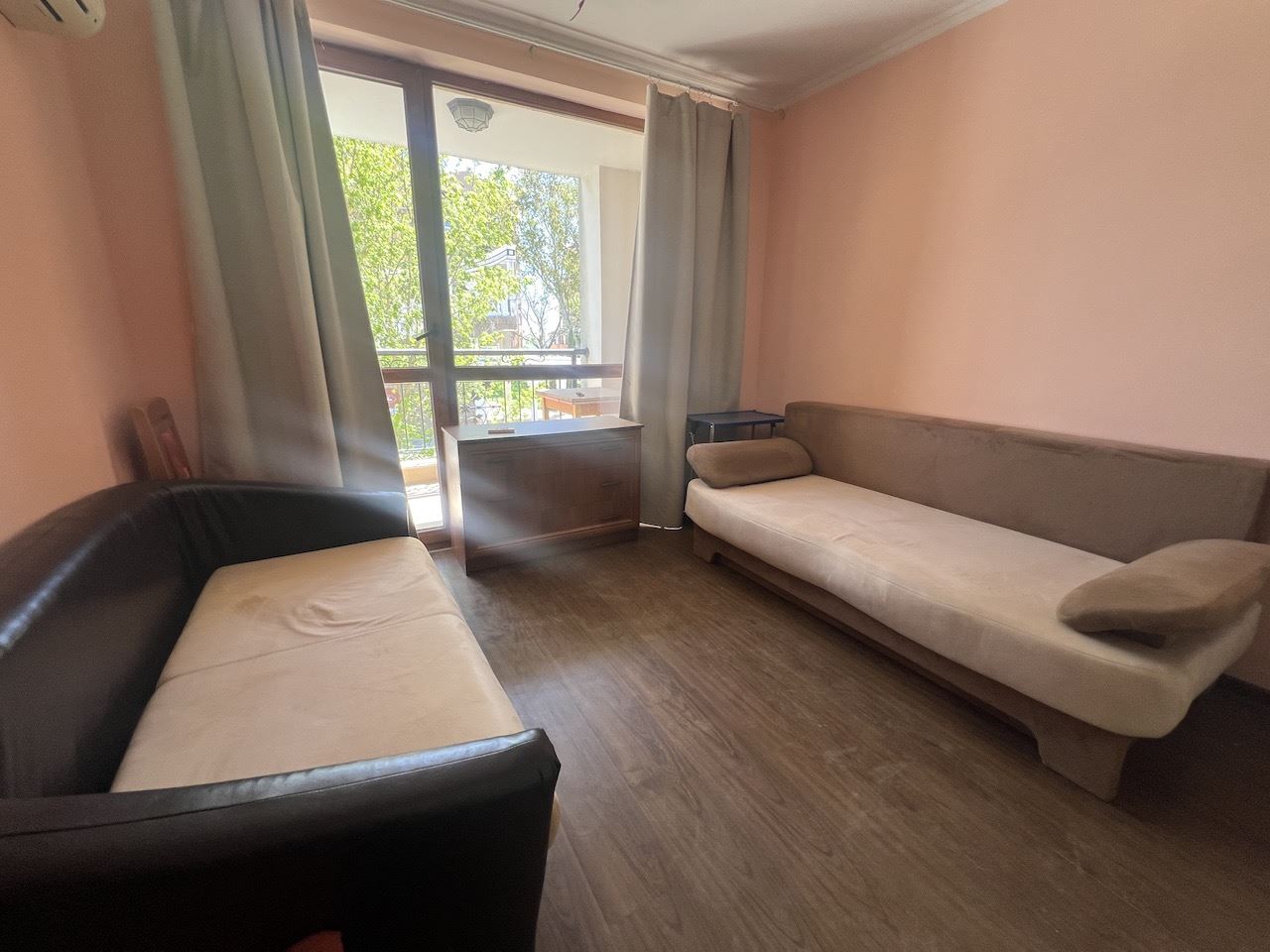 Útulné studio v srdci Elenite – jen pár minut od pláže, v uzavřeném komplexu s bazénem a skvělým zázemím