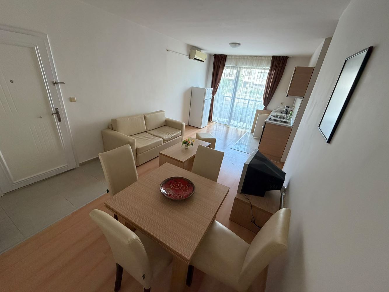 Prostorný apartmán se dvěma ložnicemi s výhledem na moře a hory v krásném uzavřeném komplexu u moře