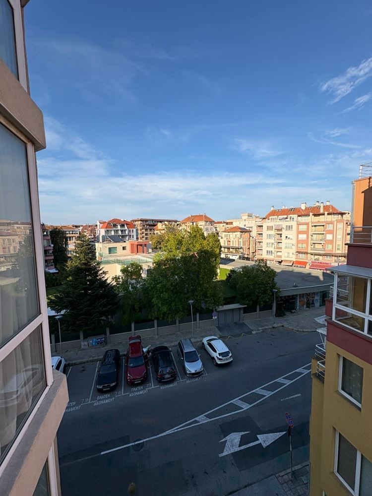 Zařízené studio s jižní orientací 400 metrů od moře v Pomorie
