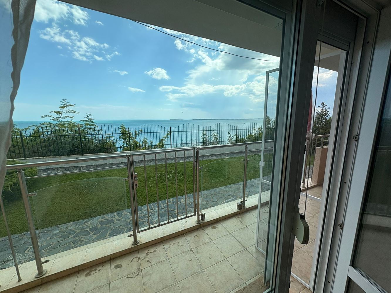 2pokojový apartmán s přímým výhledem na moře ve Svatém Vlasu – komfort, klid a resortový životní styl