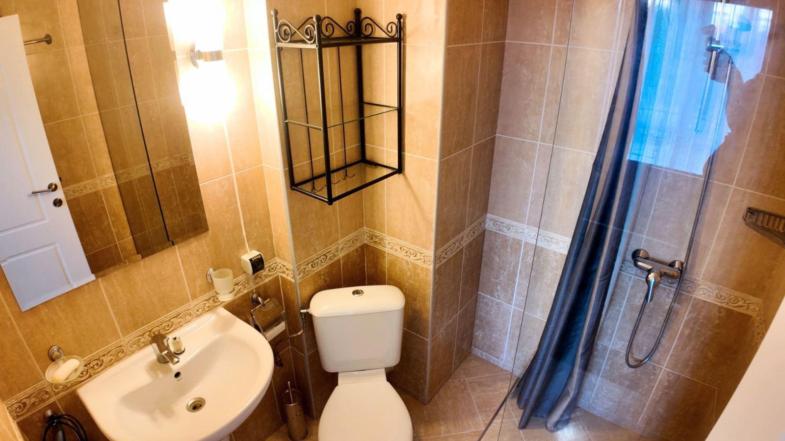 Stylové studio s výhledem na bazén na Slunečném pobřeží – komfort a skvělé vybavení