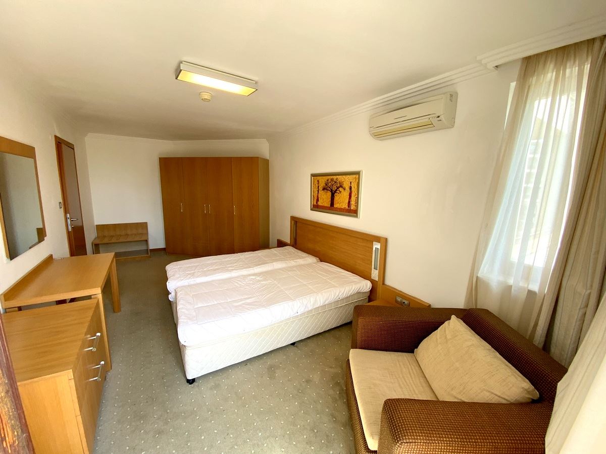 Dvoupokojový byt (s jednou ložnicí) v první linii u moře v Ravda – luxus, příroda a výhled na bazén