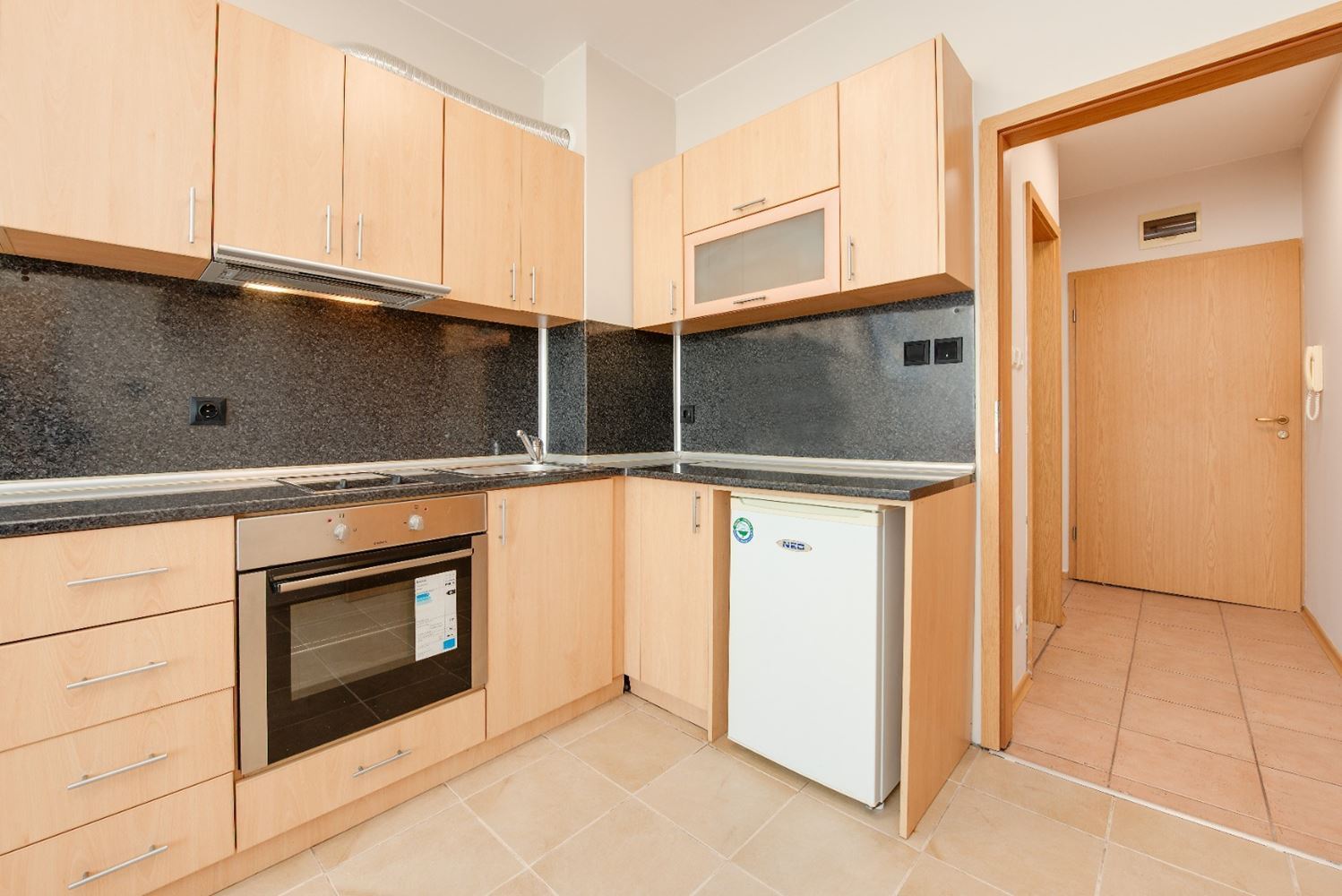 Slunné a prostorné studio s výhledem na moře v Ravdě – 100 m od pláže, v udržovaném komplexu s bazénem a zelení