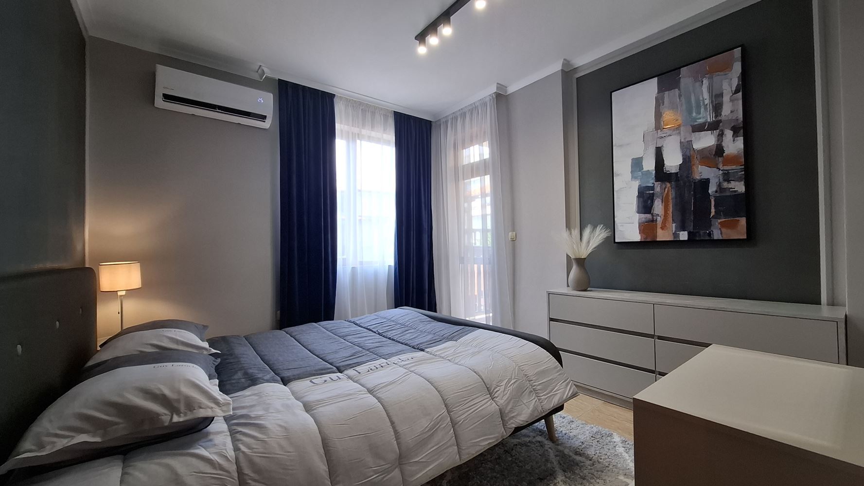 Luxusní apartmán se dvěma ložnicemi v první linii u moře ve Svatém Vlasu – jedinečná mořská atmosféra a prestižní komfort