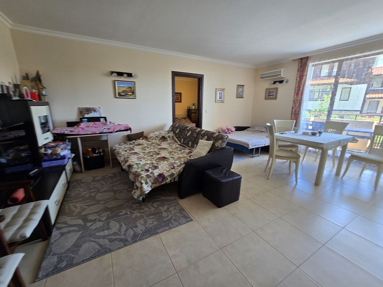 Apartmán s jednou ložnicí ve Sveti Vlas s přímým přístupem k bazénu – klidné místo pro bydlení a odpočinek