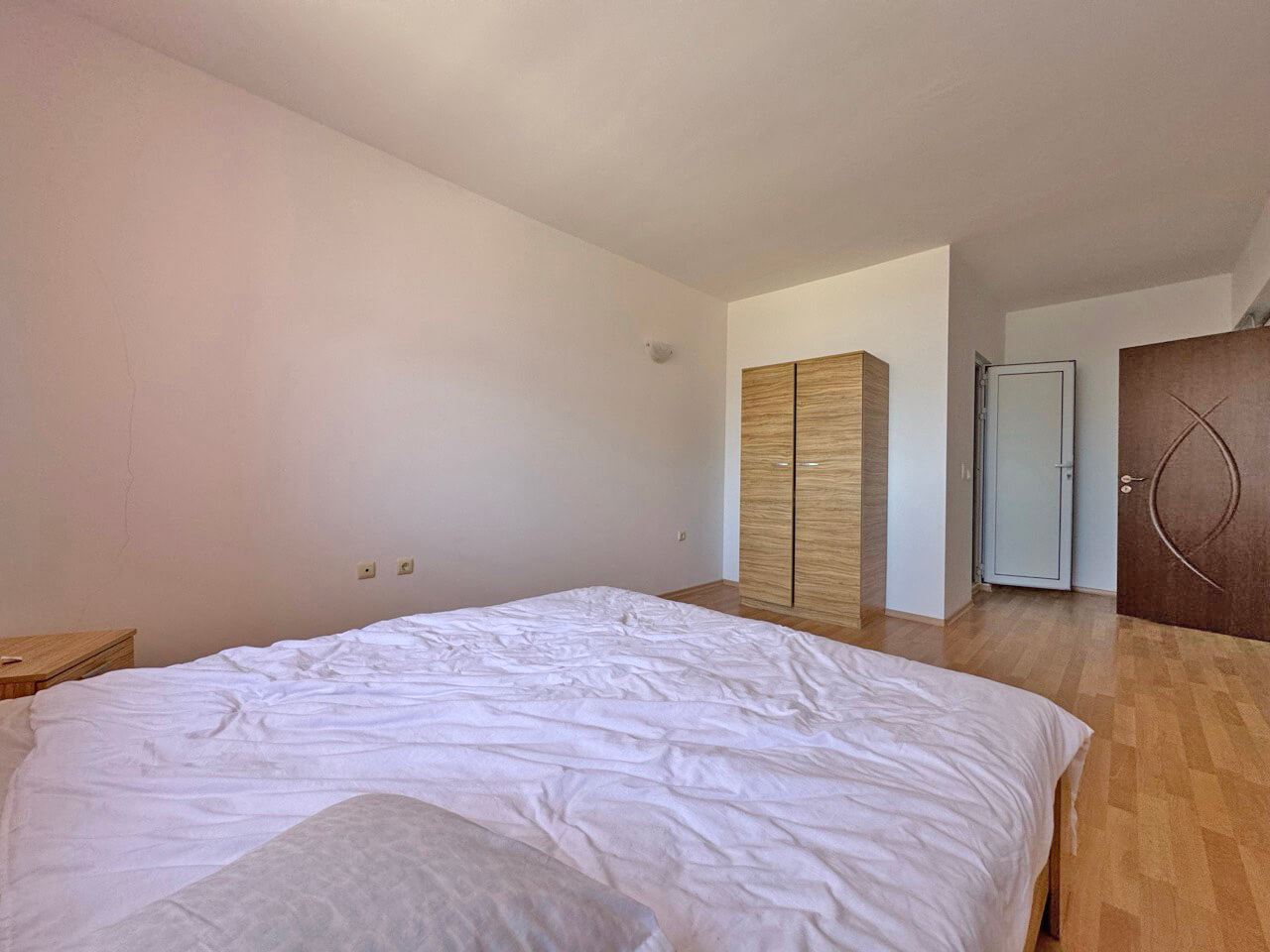 Slunný a prostorný apartmán s jednou ložnicí a výhledem na moře v Slunečném pobřeží