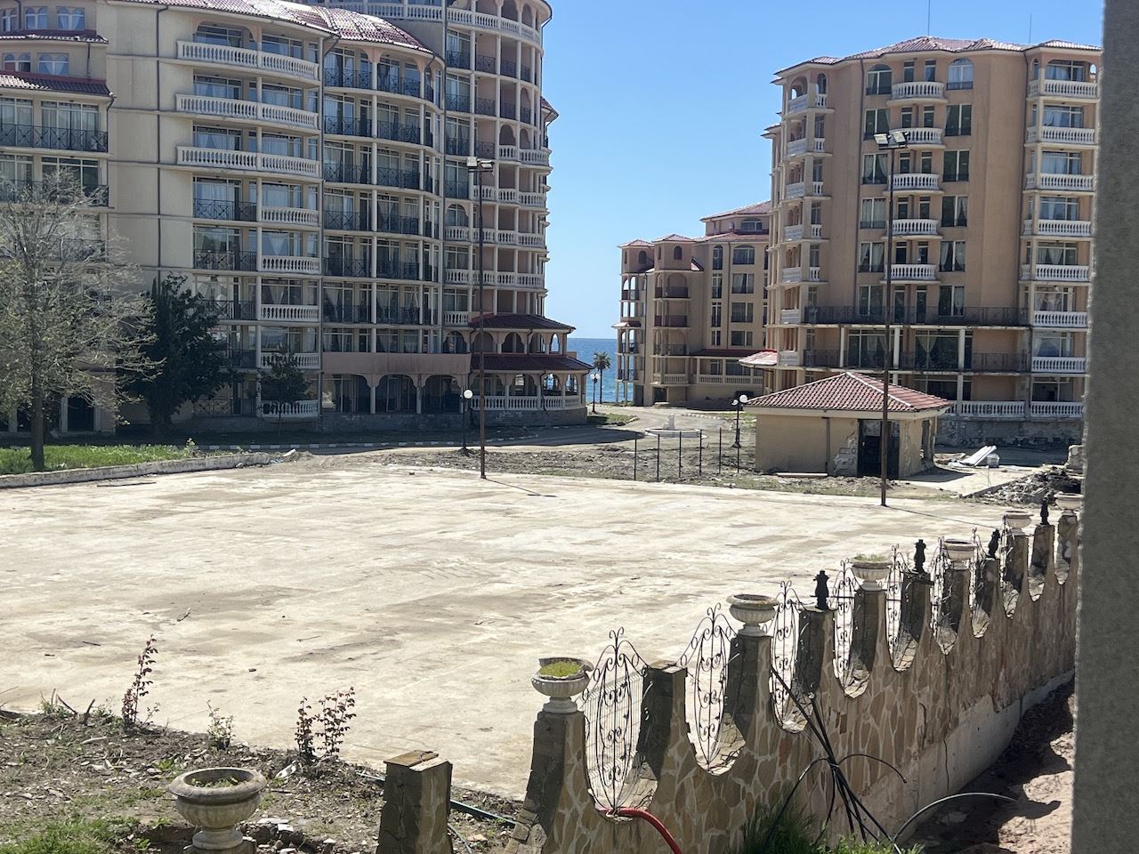 Útulné studio v srdci Elenite – jen pár minut od pláže, v uzavřeném komplexu s bazénem a skvělým zázemím