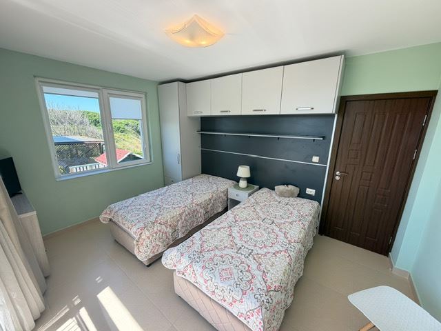 Prostorný apartmán se 2 ložnicemi v první linii u moře s čelním panoramatickým výhledem na moře