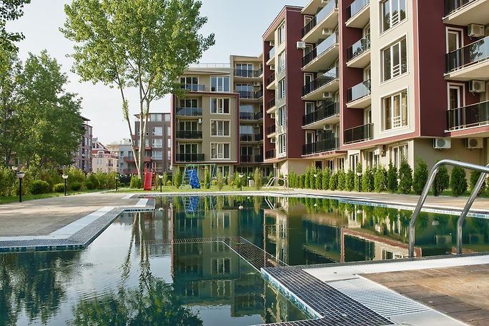 Apartmán se dvěma ložnicemi s výhledem na bazén v moderním komplexu na Slunečném pobřeží
